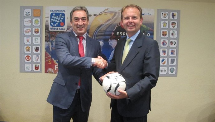 Firma del acuerdo entre Kelme y la LNFS