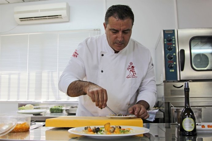 El chef del restaurante el pimpi málaga gastronomía turismo plato cocina 