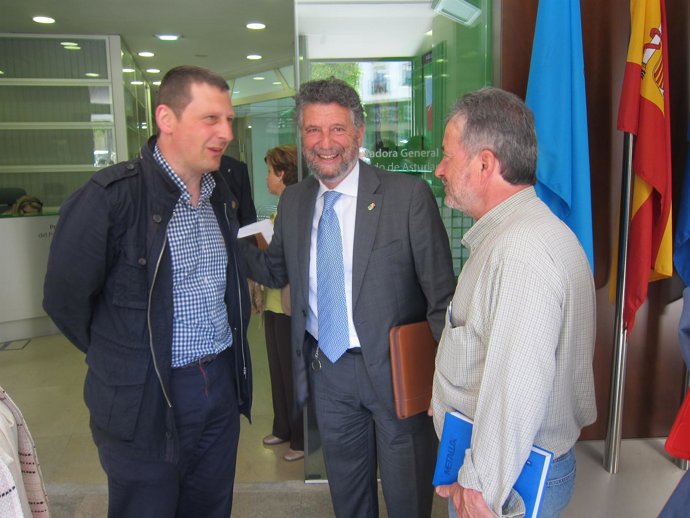 Palacios (centro) a la salida de la asamblea de la FACC en la que fue elegido.