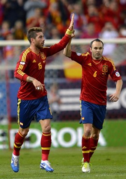 Andrés Iniesta y Sergio Ramos con la selección española