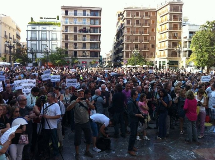 Personas concentradas en la Plaza de la Virgen