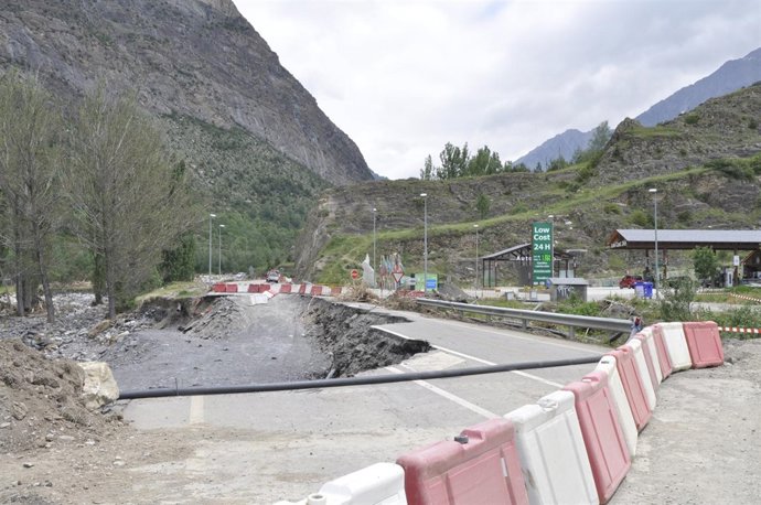 Carretera dañada por la riada del Ésera, en el valle de Benasque