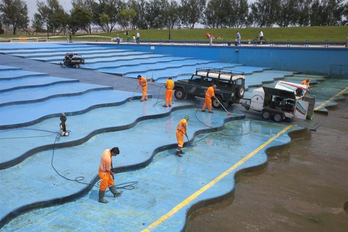 Limpieza en la playa artificial de Camargo