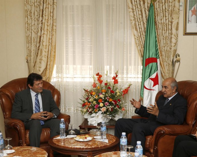 Javier Fernández conversa con Abdelamadjid Tebboune.