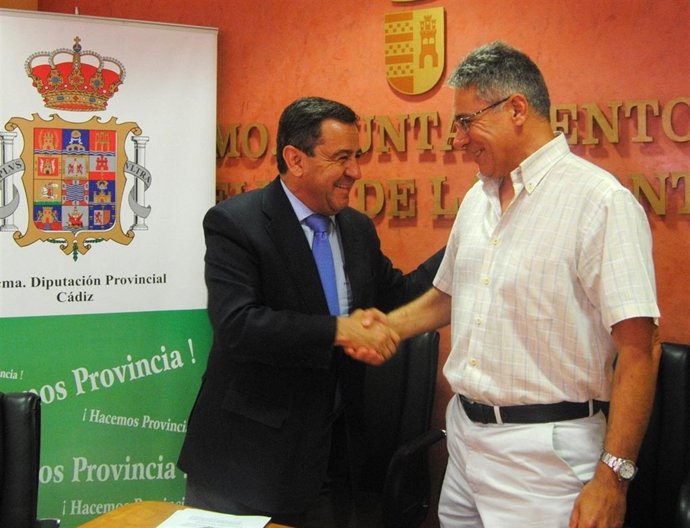 Firma del convenio entre Loaiza y Casanova