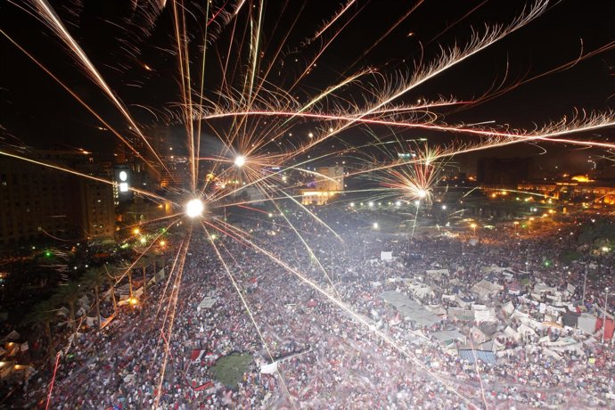Manifestantes celebran la salida del poder de Mursi en la Plaza Tahrir