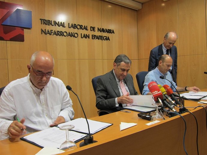Goyen, Sarría y Villar en la firma de la revisión del acuerdo intersectorial