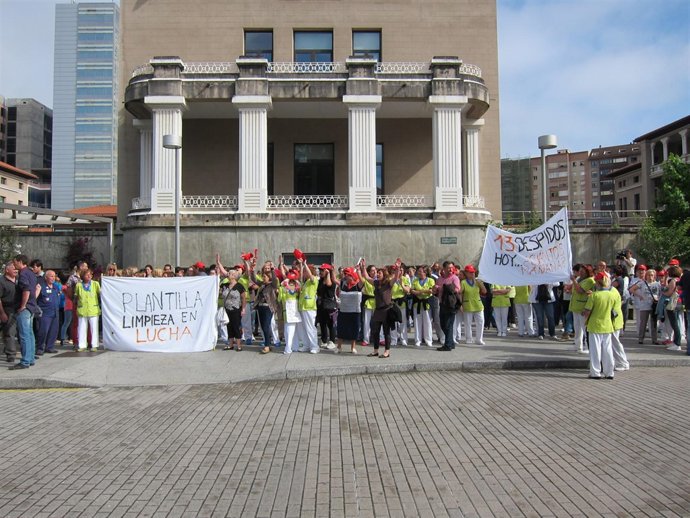 Concentración trabajadores limpieza de Valdecilla
