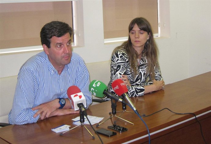 José Antonio de Pedro junto a la presidenta de AJE, Ángela de Miguel