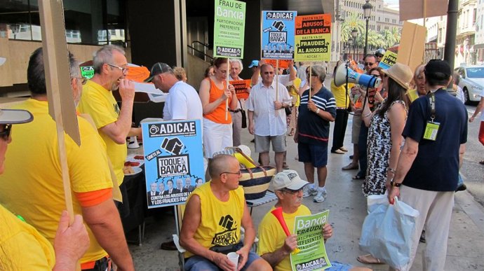 Adicae lleva la playa a la sede de Bankia como protesta