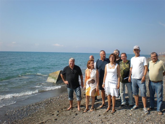 Gámez y concejales y vecinos en guadalmar tubería  