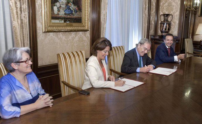 La presidenta Barcina y Jaime Lanaspa en la firma del convenio