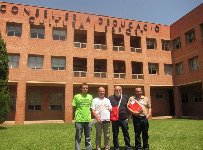 Representantes de Escola Valenciana, STEPV, UGT y CCOO
