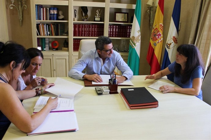 Reunión entre el alcalade y la junta de la AAEE.