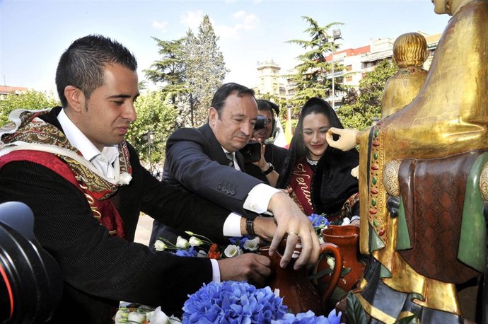 Sanz y los vendimiadores cogen el mosto del tinanco