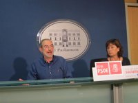 Armengol califica de "indecente e inmoral" que el PP cierre el Parlament todo el verano