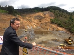 José Luis Bilbao en una visita a las obras