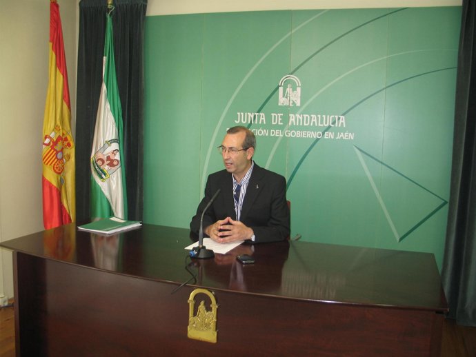 Sáez hace balance de la gestión de la Junta en Turismo y Comercio en Jaén.