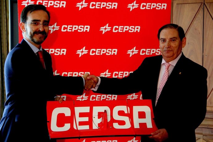 Firma del acuerdo entre Cepsa y la RFEA