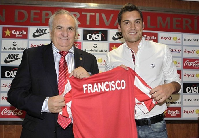 Francisco, presentado con el Almería