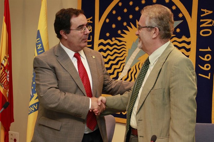 Vicente Guzmán Fluja y Jaime Andreu Abela en la firma del convenio