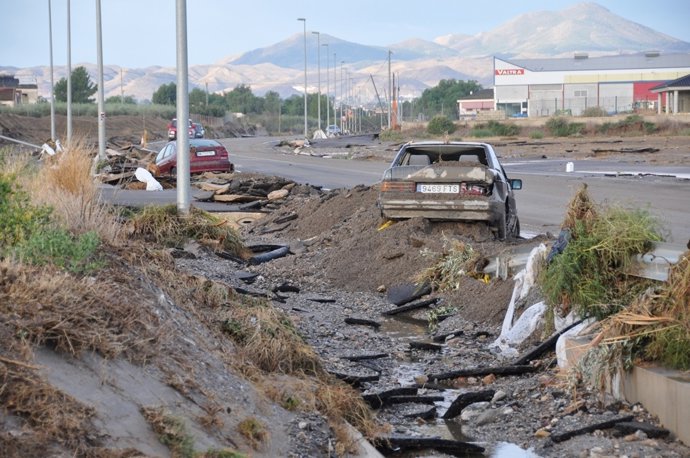 Coches destrozados como consecuencia de las inundaciones en Puerto Lumbreras