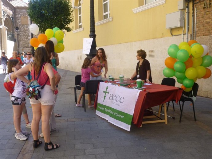 Más de cien voluntarios de AECC recaudan donativos en Teruel.