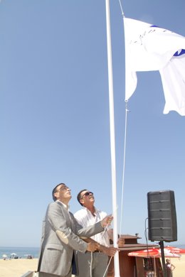 Izado de la bandera azul en la playa del parador de Mazagón. 