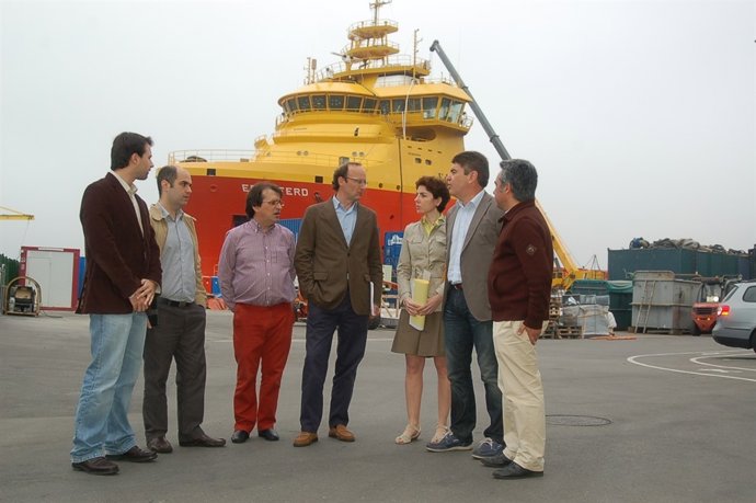 Queipo (primero de la izquierda) y Enma Ramos, con miembros del PP en Castropol.