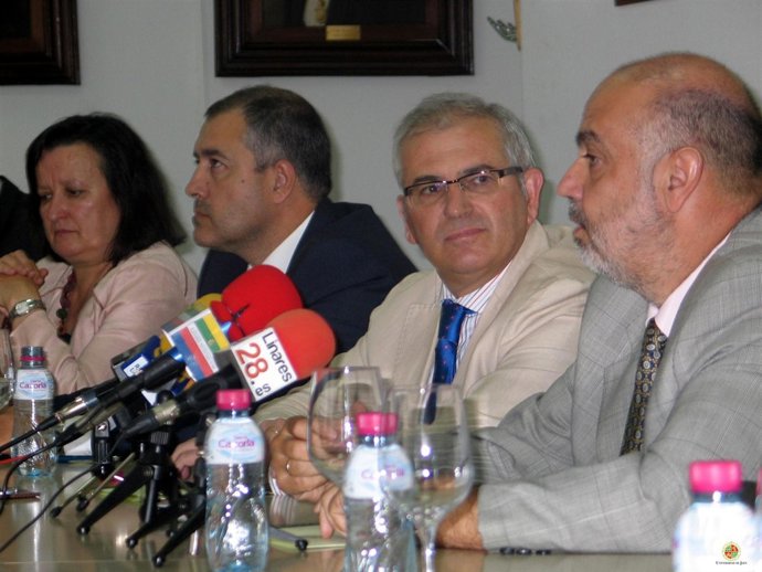 Acto de la firma del convenio entre la UJA y el Colegio de Ingenieros