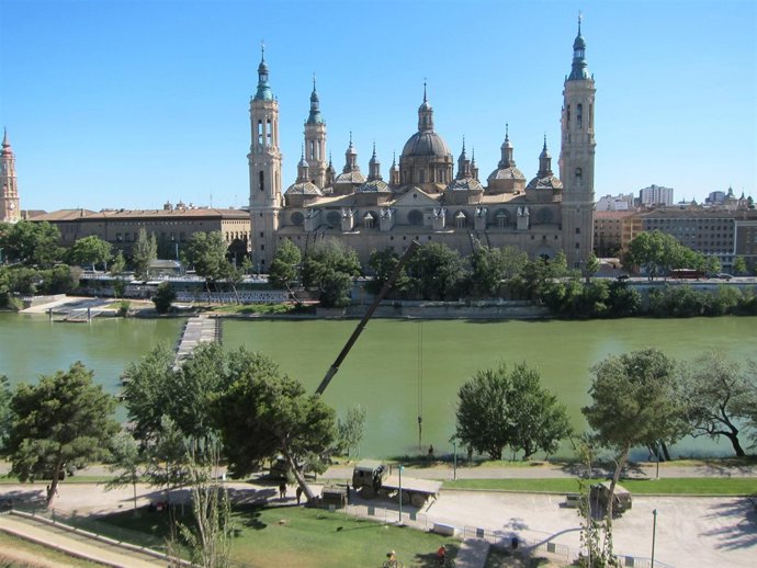 Un pontón se instala en el Ebro