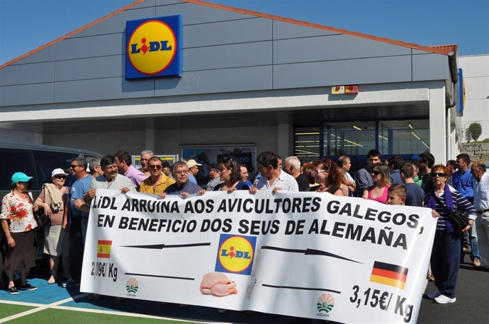 Productores del pollo ante el LiDL de Santiago
