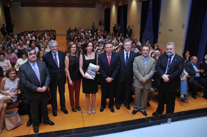 Foto de familia de los fiscales con autoridades locales en la presentación