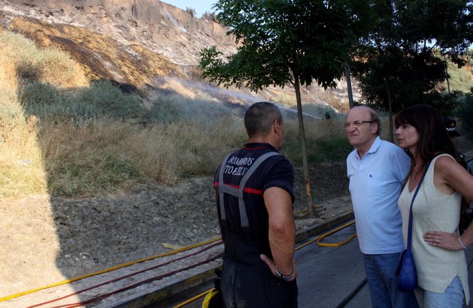 Pedro Rodríguez visita las laderas del Conquero afectadas por el fuego