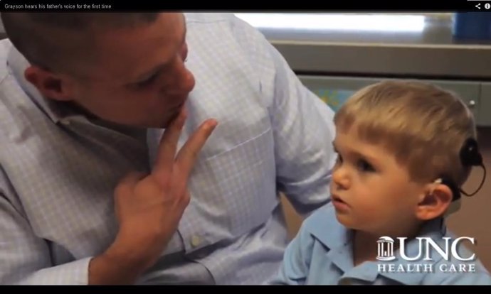 Niño sordo escucha a su padre YouTube