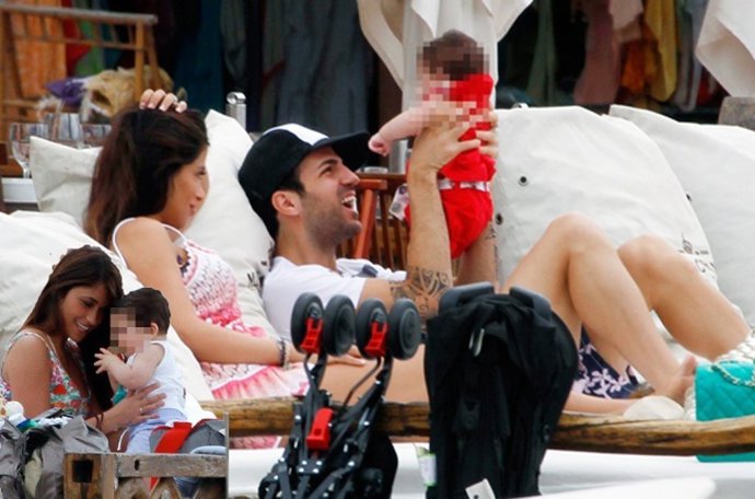 Cesc Fábregas con Daniella y su hija Lía acompañados de Antonella y Thiago