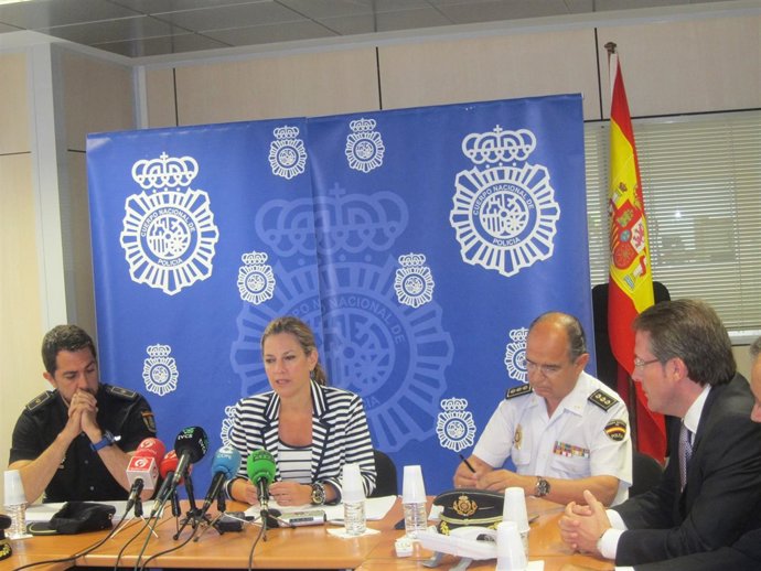La delegada del Gobierno y responsables policiales en la rueda de prensa