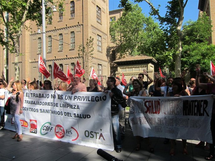 Concentración de los trabajadores de limpieza del Salud.