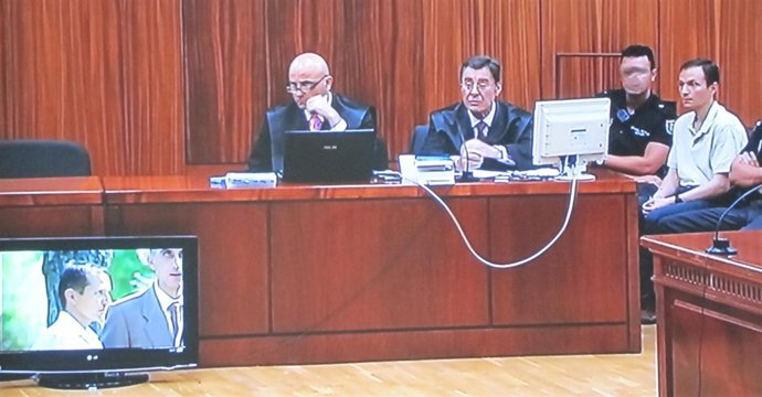 El jurado visiona grabaciones del caso con Bretón y sus letrados detrás