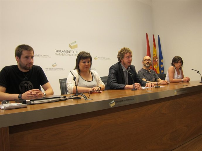 Alcaldes de Bildu junto al parlamentario Maiorga Ramírez en la rueda de prensa