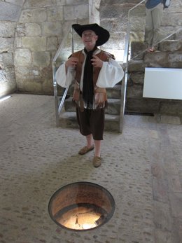 Uno de los actores, durante su explicación en el Calado de San Gregorio