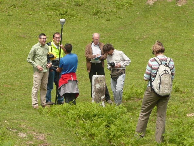 Topógrafos y cartógrafos observan uno de los mojones.