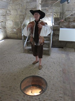 Uno de los actores, durante su explicación en el Calado de San Gregorio