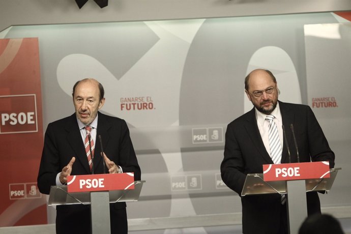 Rubalcaba y Schulz en rueda de prensa en Ferraz