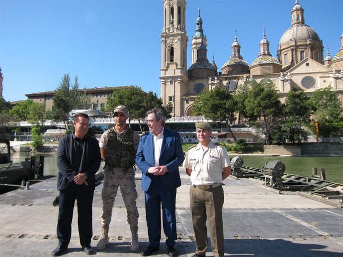 Zaragozanos disfrutarán hasta el martes del puente sobre el Ebro de Pontoneros 