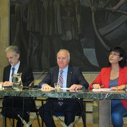 El consejero de Sanidad con su equipo informa de listas de espera