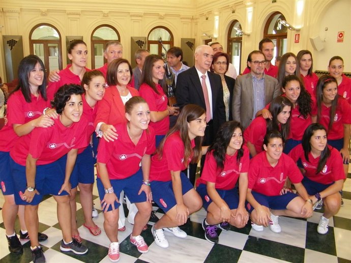 El consejero de Cultura y Deporte recibe el Granada CF femenido tras su ascenso