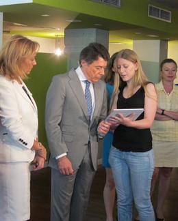 Ignacio González entrega local emprendedores