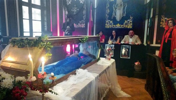 Lúgubre presentación de la Noche del Terror.