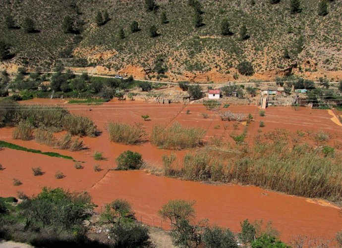 Cauce desbordado río Mundo